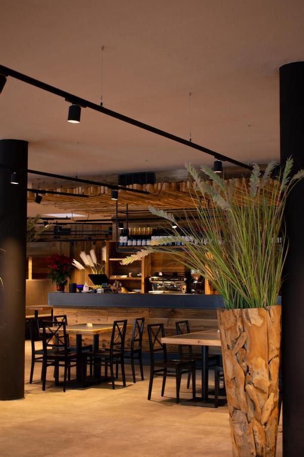 Hotel Leonard Nova Ponente Εξωτερικό φωτογραφία