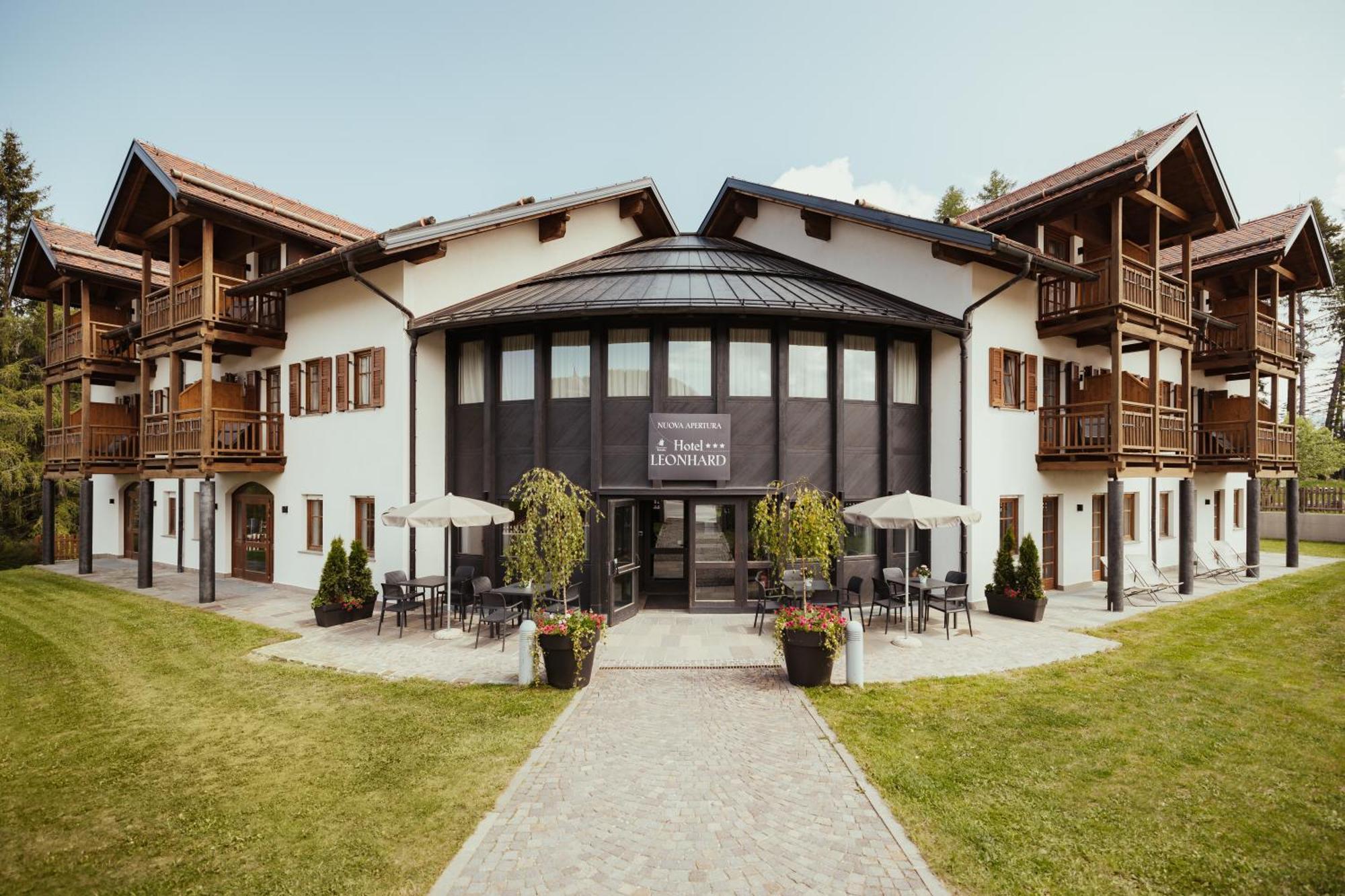 Hotel Leonard Nova Ponente Εξωτερικό φωτογραφία