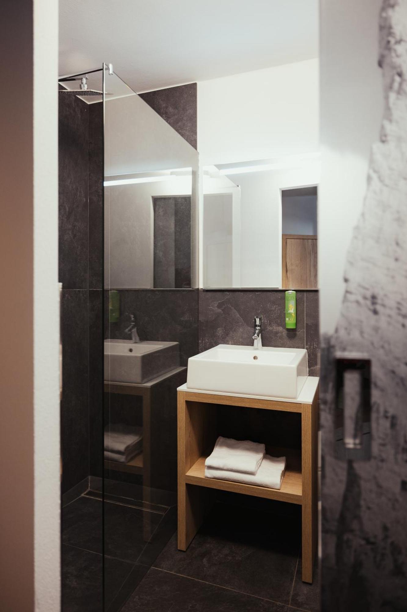 Hotel Leonard Nova Ponente Εξωτερικό φωτογραφία