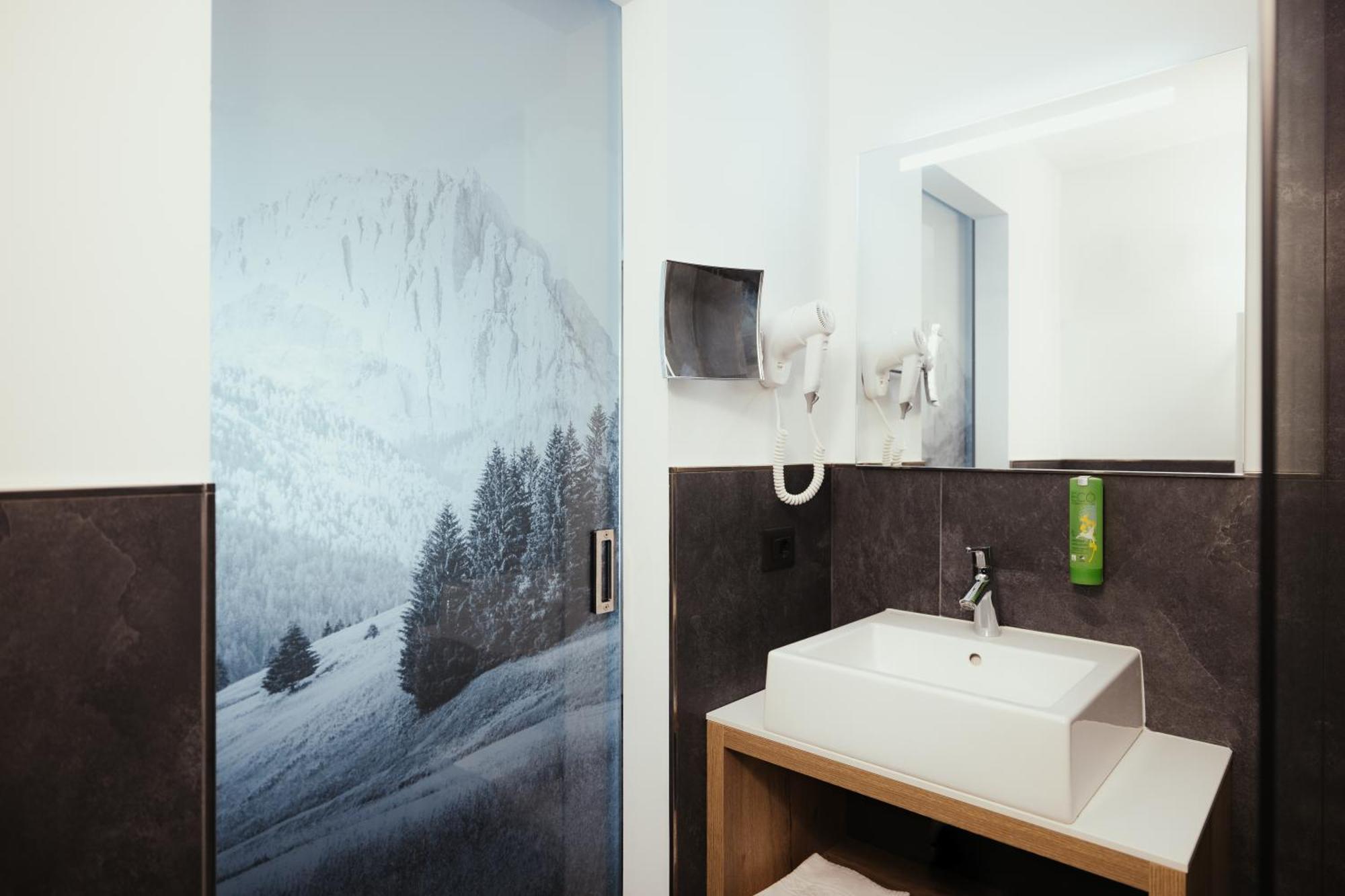 Hotel Leonard Nova Ponente Εξωτερικό φωτογραφία
