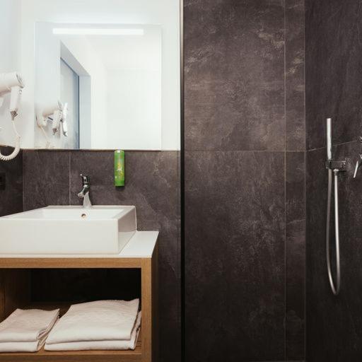 Hotel Leonard Nova Ponente Εξωτερικό φωτογραφία