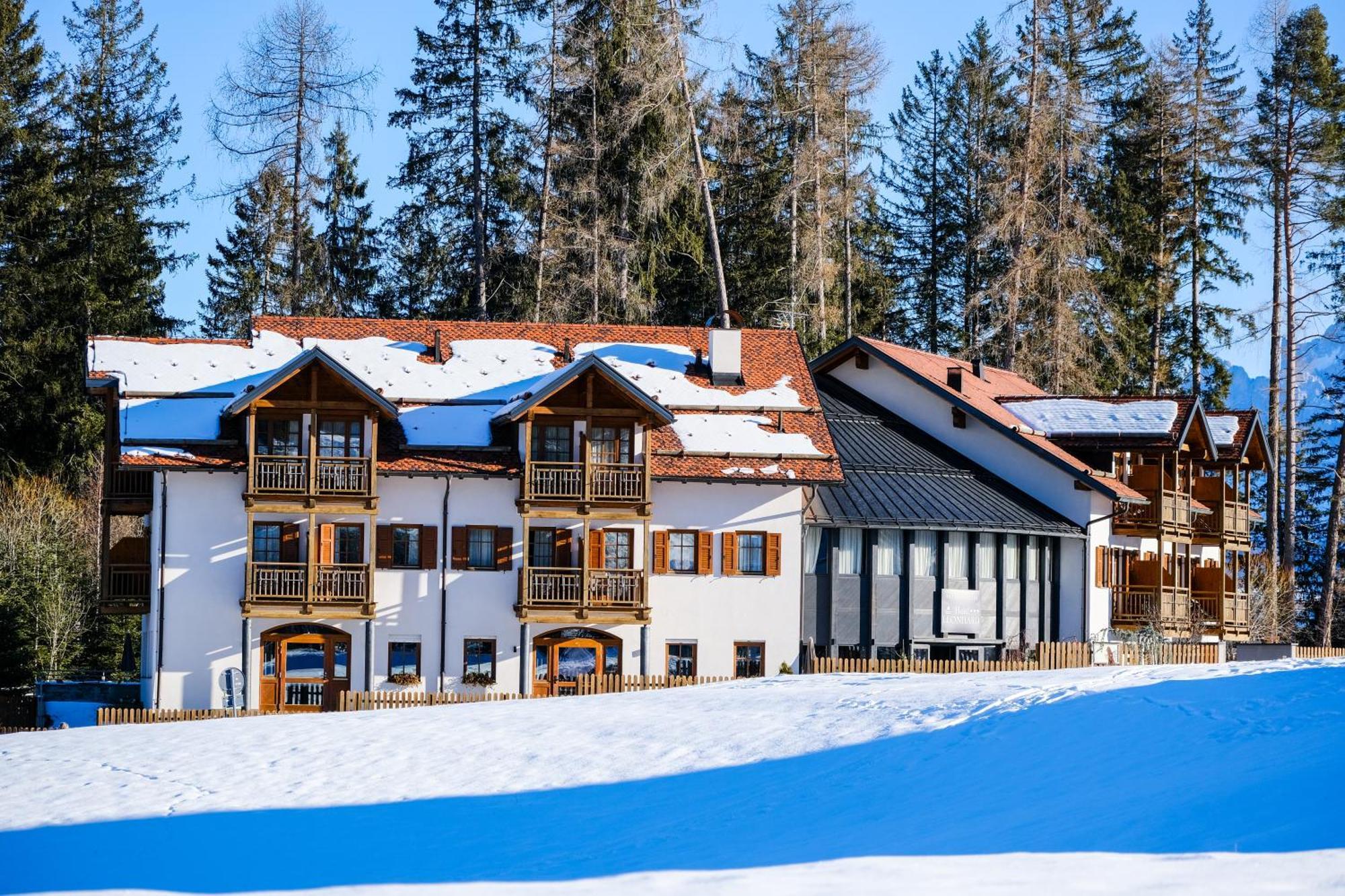 Hotel Leonard Nova Ponente Εξωτερικό φωτογραφία