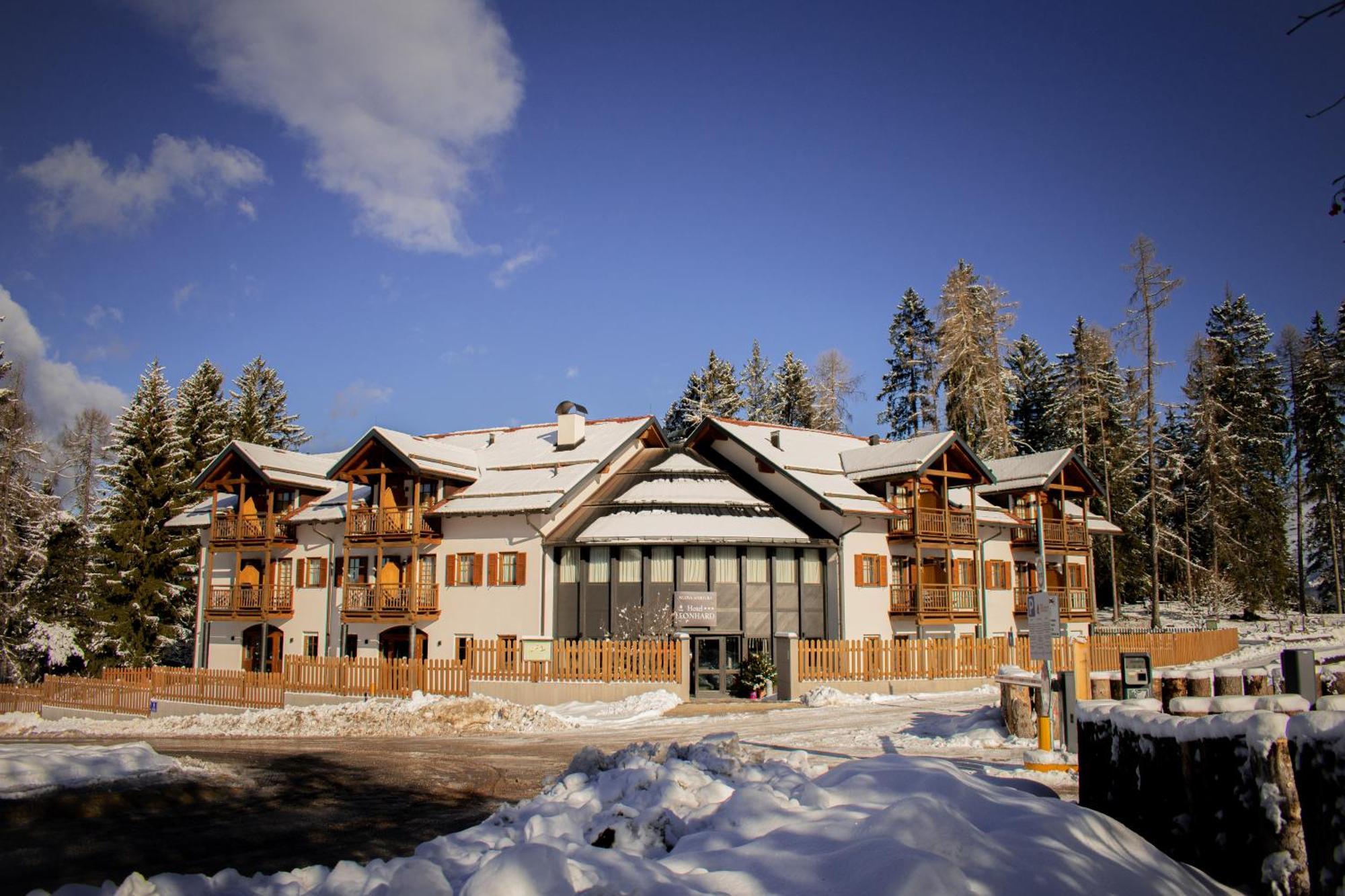 Hotel Leonard Nova Ponente Εξωτερικό φωτογραφία